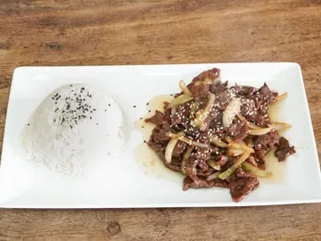 Bœuf sauté aux oignons accompagné de riz parfumé