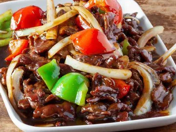 Lamelles de bœuf, poivrons et oignons à la sauce poivre noir