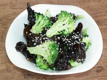 Brocoli et champignon noir à l'huile de sésame