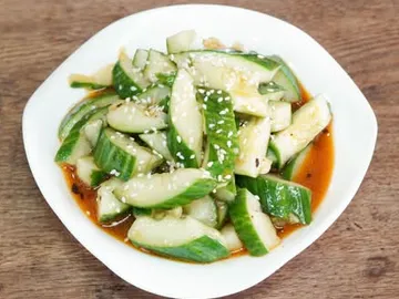 Concombre tapé à l'ail dans sa sauce pimentée
