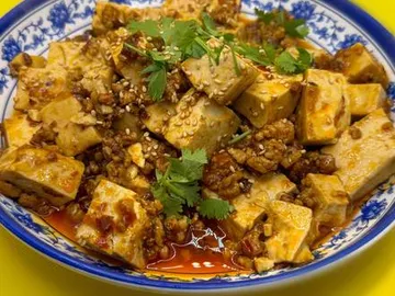 Tofu soyeux et porc haché mijotés au piment du Sichuan