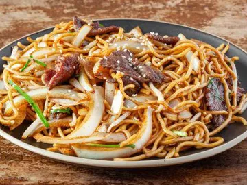 Nouilles sautées au bœuf, oignons et sésame