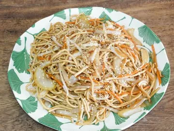 Nouilles sautées aux légumes croquants et pousses de soja