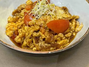 Œufs brouillés aux tomates fondantes