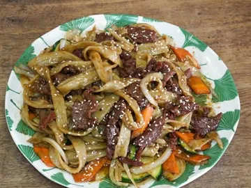 Nouilles larges faites main sautées au bœuf, courgette et carotte