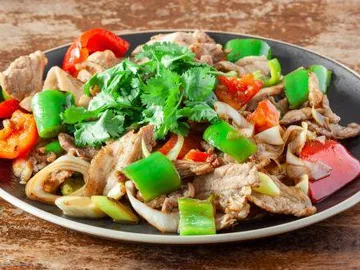 Poitrine de porc sautée aux piments et à la cébette