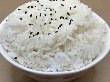 Bol de riz blanc parfumé parsemé de sésame noir