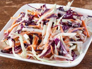 Chou blanc, chou rouge et carotte finement émincés