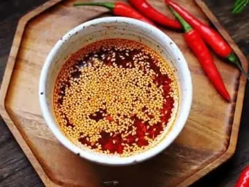 Sauce piquante maison : piments broyés et sésame torréfié