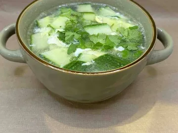 Soupe claire au concombre et à l'œuf filé, coriandre fraîche