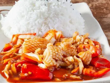 Wok à composer, servi avec son bol de riz blanc offert
